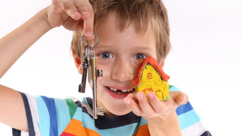 À partir de quel âge puis-je laisser mon enfant seul à la maison?