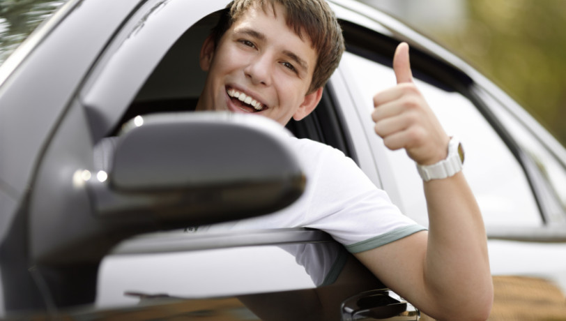 Mon ado veut son permis de conduire et une voiture.