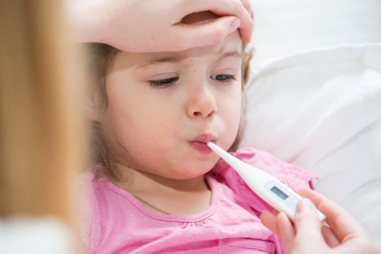 enfant malade avec un thermomètre dans la bouche