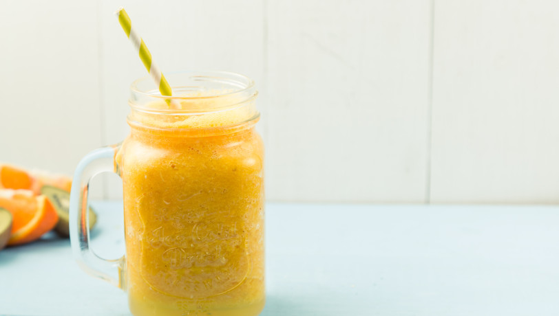 Déjeuner à la paille, mangue et ananas