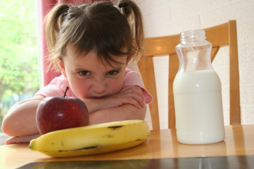 fillette-ne-veut-pas-manger.jpg