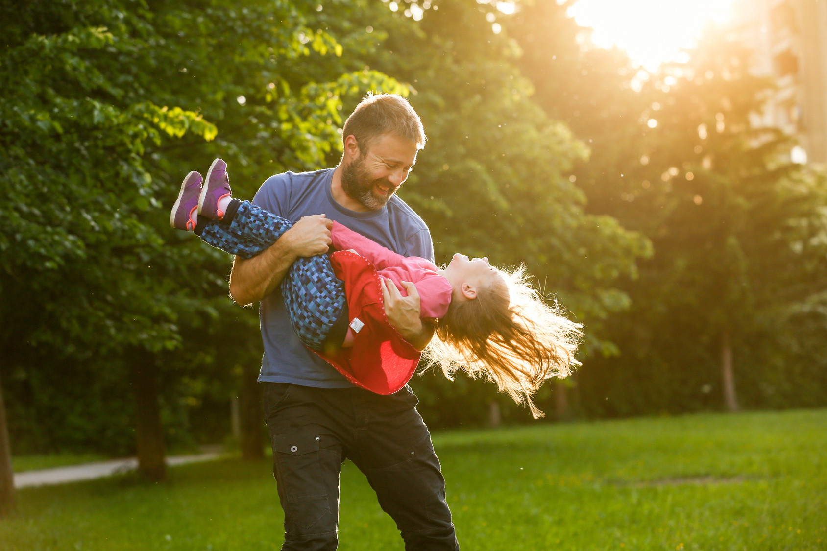 Papa-qui-joue-avec-sa-fille.jpg