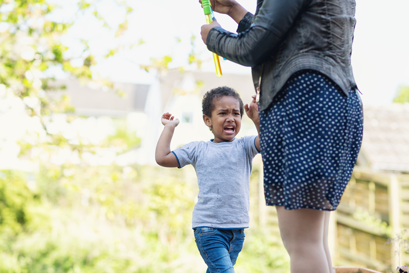 enfant 2 ans qui tape sa mère