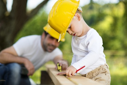 Enfant et son père en train de faire de la construction avec des outils