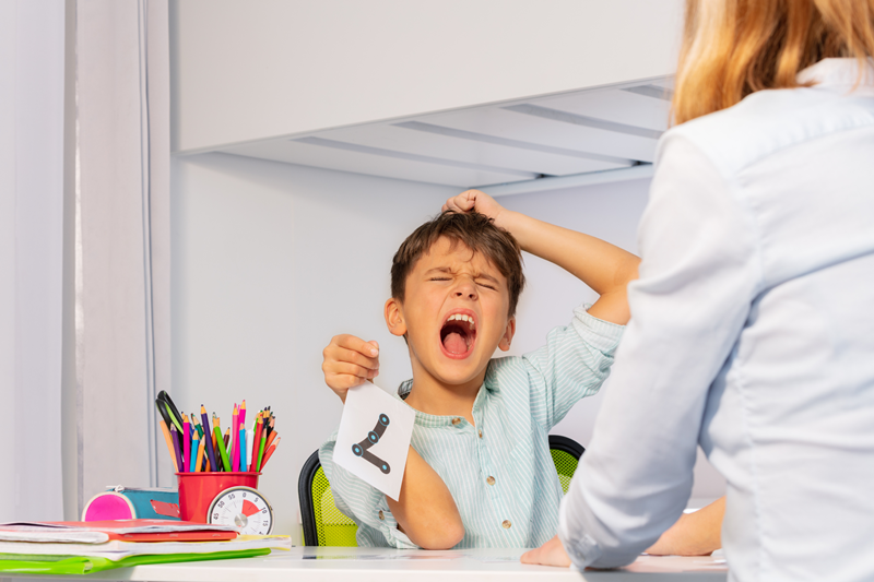 Enfant autiste qui tire ses cheveux