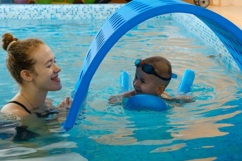 Un bébé qui apprend à nager dans une piscine