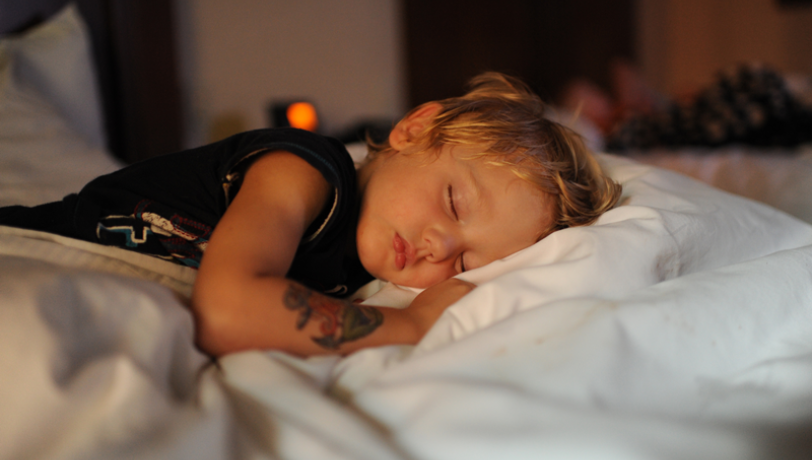 Dormir Tranquillement pendant les Fêtes : 10 Stratégies pour les Parents