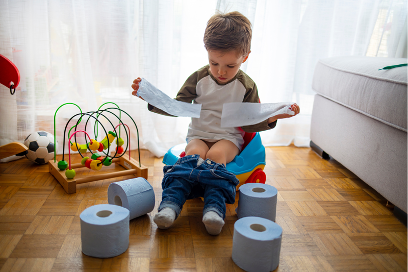 Mon enfant refuse d’aller aux toilettes : solutions pratiques pour les